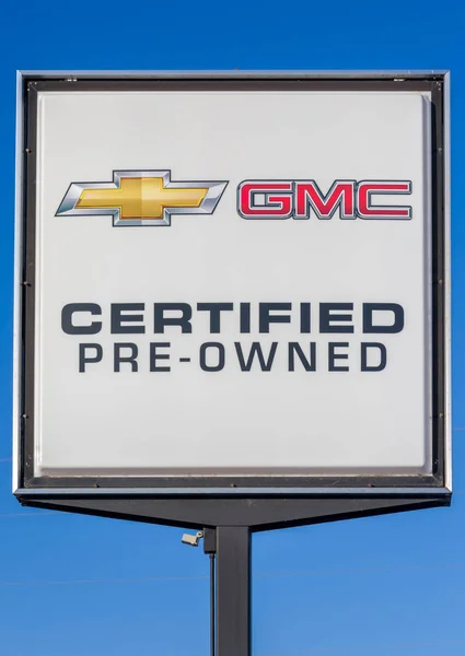 Chevrolet и GMC Automobile Pre-Owned Dealership Sign — стоковое фото