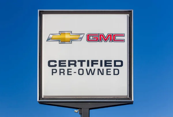 Chevrolet і автомобіль Gmc Потримані дилерських знак — стокове фото