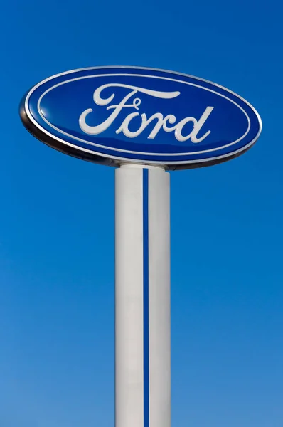 Ford Automobile Dealership and Sign — Stock Photo, Image