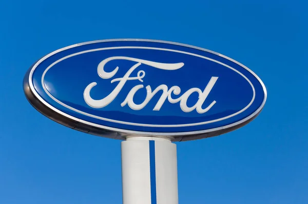 Автосалон Форд и знак — стоковое фото