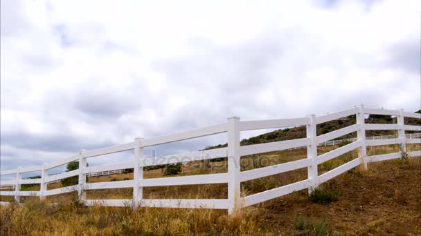 Time lapse Película de la cerca blanca de las líneas principales en el país — Vídeos de Stock