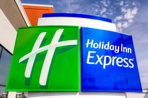 Holiday Inn Express и Suites Sign and? — стоковое фото