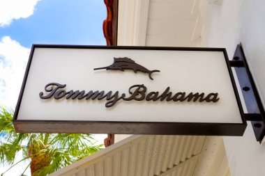 Tommy Bahama giyim mağazası işareti ve Logo.