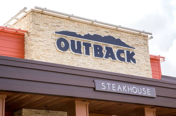 Outback Steakhouse zewnętrzne i znak — Zdjęcie stockowe