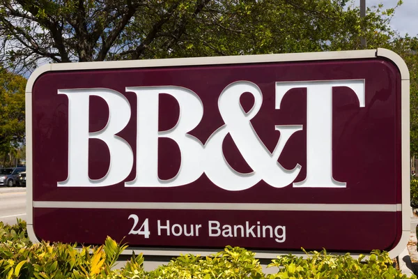 BB & T Bank Exterior and Logo — стоковое фото