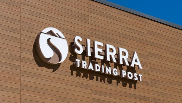 Sierra Ticaret Merkezi dış ve logosu — Stok fotoğraf