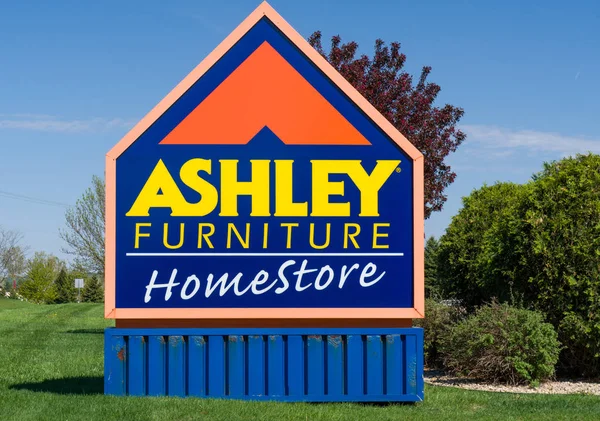 Tienda de muebles Ashley Exterior y firma — Foto de Stock