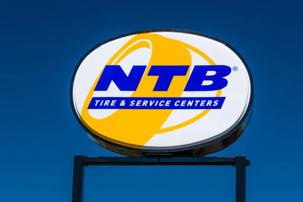 National Tire and Battery Exterior and Logo — Stock Photo, Image