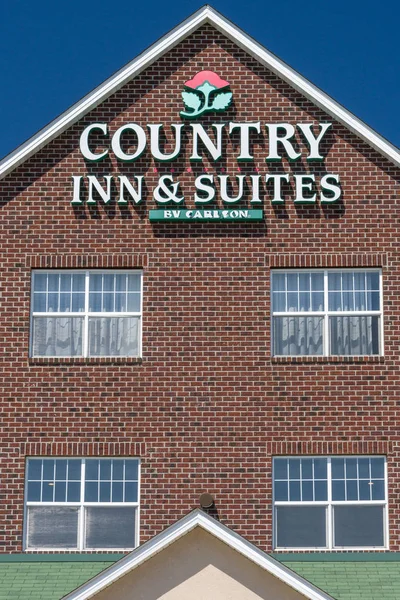 Country Inn y suites exterior signo y logotipo — Foto de Stock