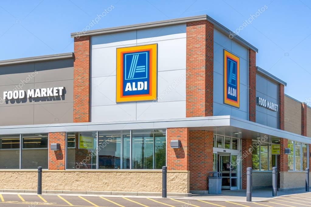 ST. PAUL, MN/USA - MAY 7, 2017: Aldi grocery store.  Aldi is is a global discount supermarket chain based in Germany.