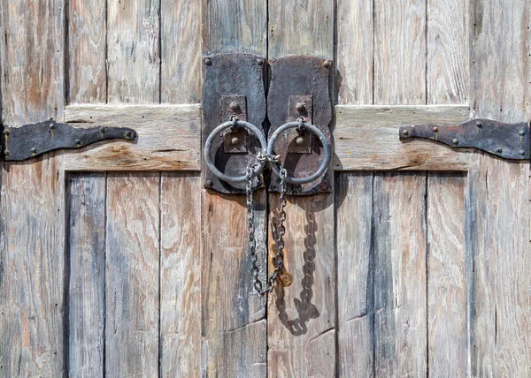 Getextureerde antieke deur op slot — Stockfoto