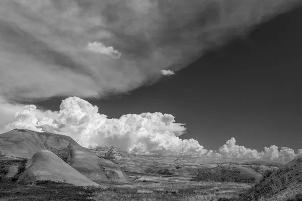 Böljande moln i Badlands National Park — Stockfoto