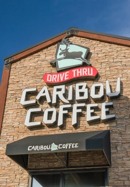 Karibus Kaffee außen und Logo — Stockfoto