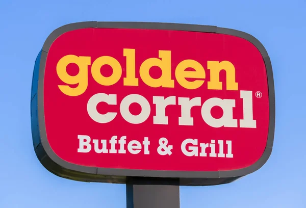Golden Corral Buffet y la parrilla exterior signo y logotipo — Foto de Stock