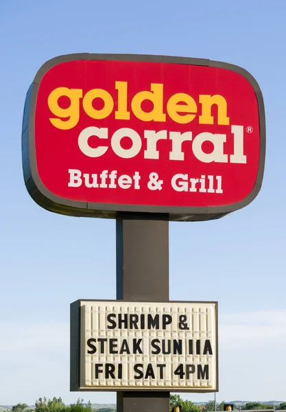 Golden Corral w formie bufetu oraz Grill zewnętrzny znak i Logo — Zdjęcie stockowe