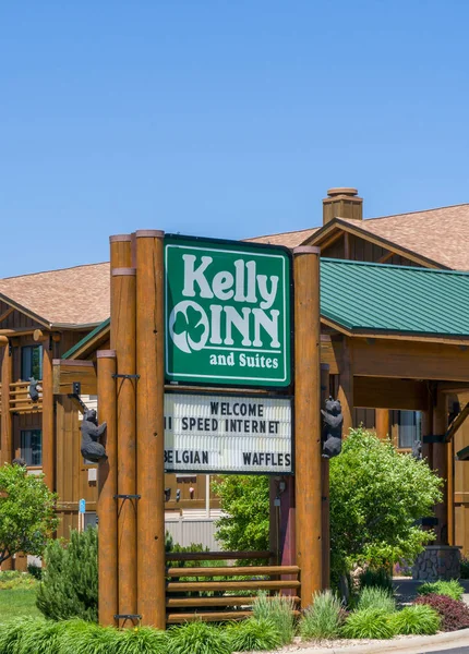 Kelly Inn and Suites külső és logó — Stock Fotó