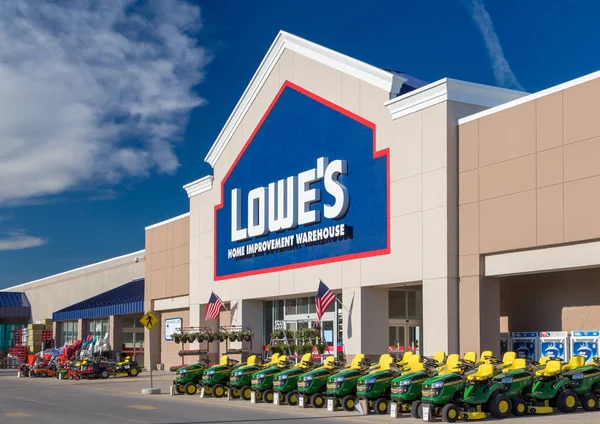 Lowe 's Home Improvement Lagerhaus außen. — Stockfoto