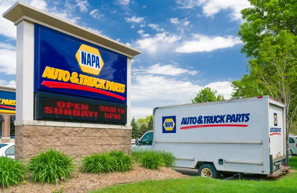 Napa auto parts store sign und truck — Stockfoto