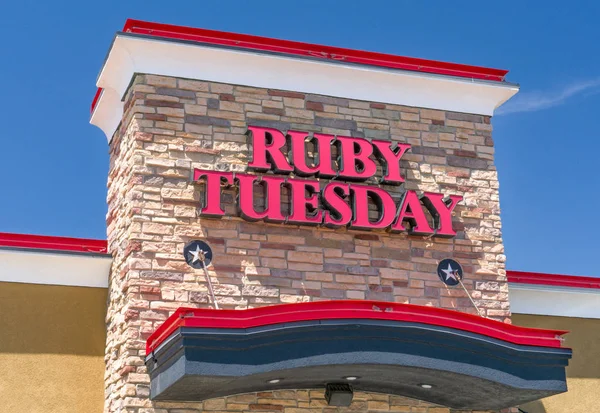 Ruby Terça-feira Restaurante Exterior e Assine — Fotografia de Stock