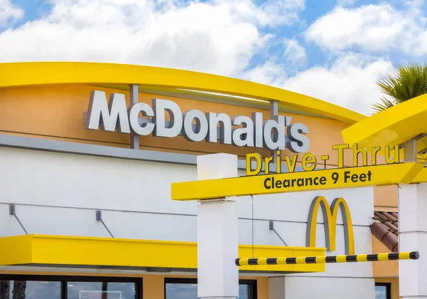 McDonald's Restaurant and Drive-Thru — Stock Photo, Image