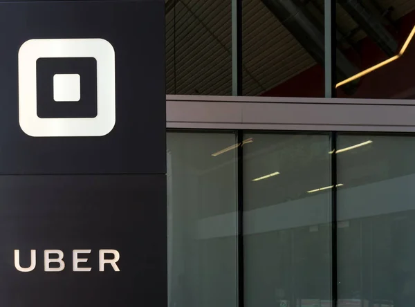 Uber світ штаб-квартири будівлі і логотип — стокове фото