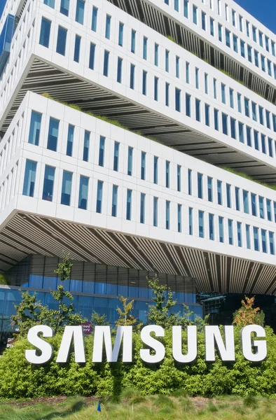 Budynek firmy Samsung i Logo — Zdjęcie stockowe