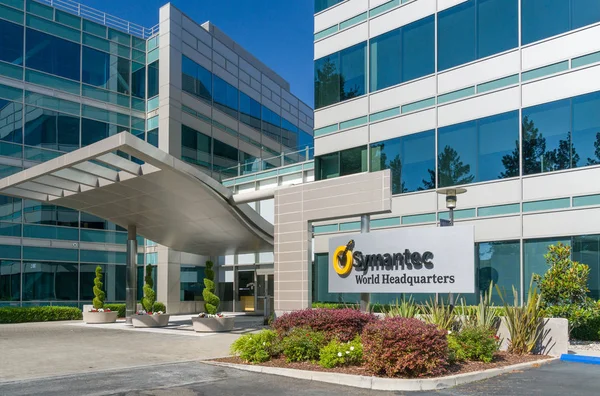 Gebouw van de hoofdzetel van Symantec ter wereld en Logo — Stockfoto