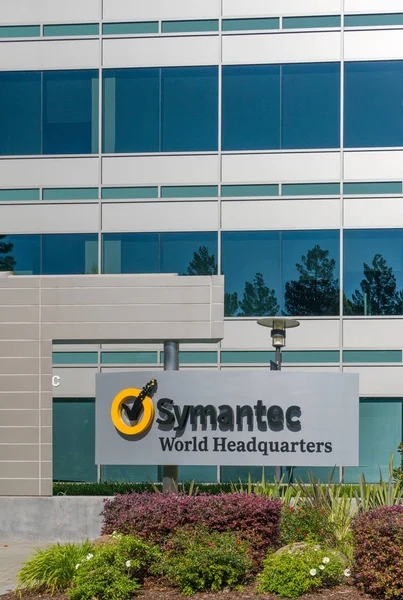 Bâtiment et logo du siège mondial Symantec — Photo