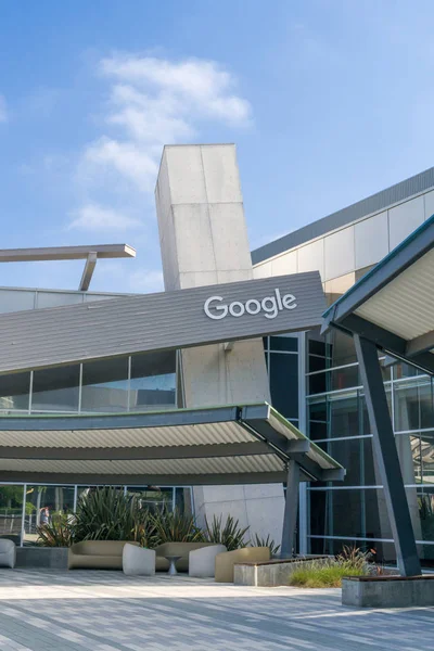 Корпоративна штаб-квартира Google і логотип — стокове фото