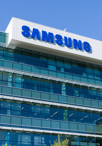 Корпоративное здание и логотип Samsung
