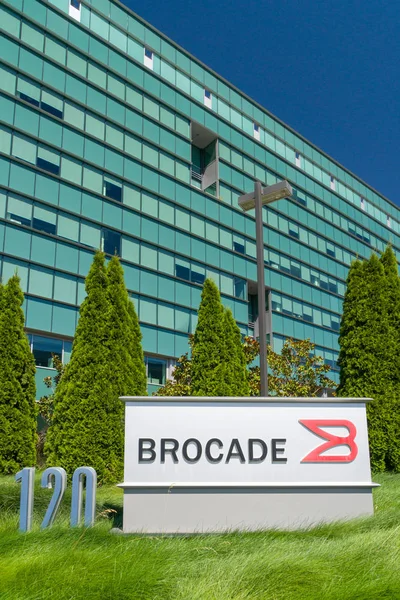 Sede centrale e logo dei sistemi di comunicazione Brocade — Foto Stock