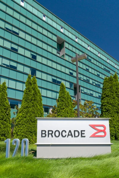 Brocade Sistemas de Comunicação Sede e Logotipo — Fotografia de Stock