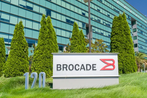 Brocade communicatiesystemen hoofdkwartier en Logo — Stockfoto