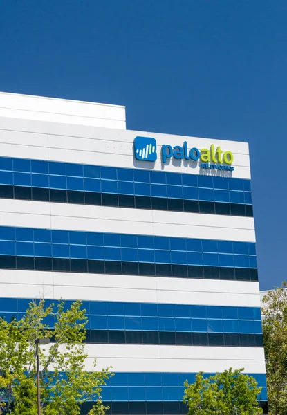 Palo Alto vernetzt Hauptquartier und Logo — Stockfoto