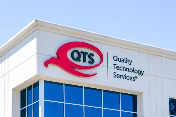 Kvalitní technologie služby exteriér a Logo — Stock fotografie