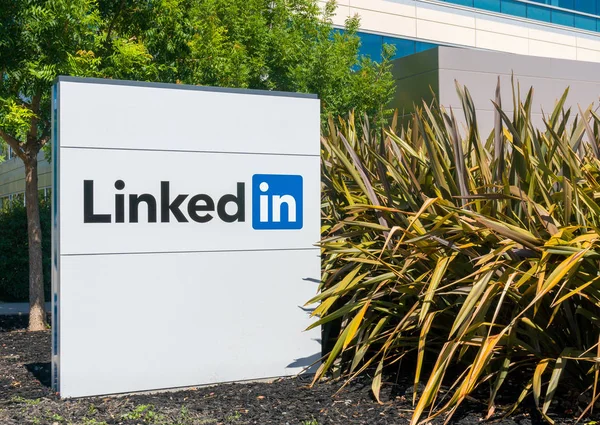 LinkedIn huvudkontor och tecken — Stockfoto