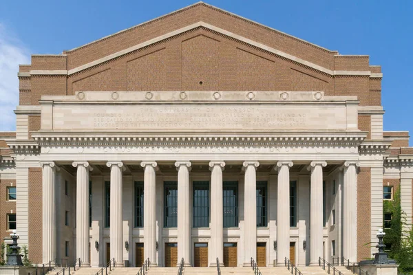 Minnesot Üniversitesi kampüsünde Northtrop Auditorium
