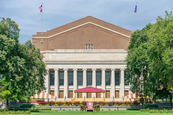 Goldy Gopher Mascota silla en el centro comercial de la Universidad de Minnesota — Foto de Stock