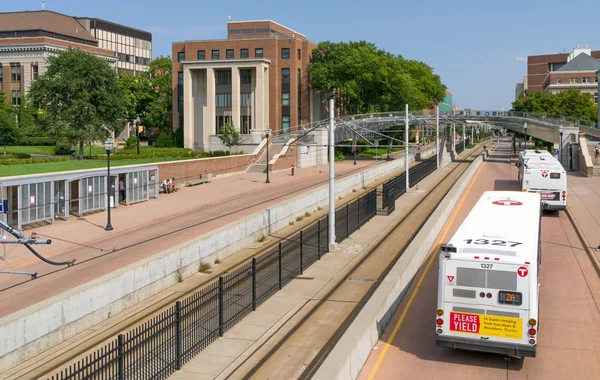 Metro Light Rail and Bus Line on University of Minnesota — Stock Photo, Image