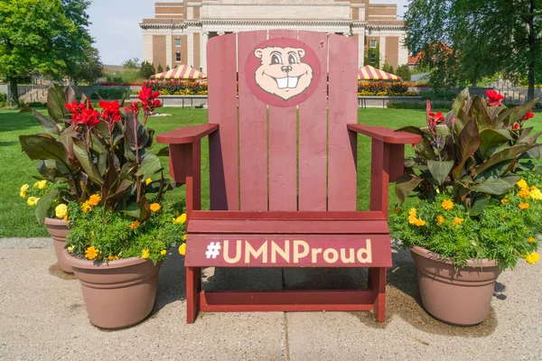 ミネソタの大学のモール goldy ホリネズミ マスコット椅子 — ストック写真