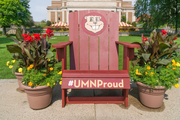 Goldfarbener Gopher-Maskottchen-Stuhl im Einkaufszentrum der Universität von Minnesota — Stockfoto