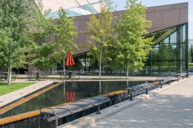 McNamara Mezunlar Merkezi Minnes Üniversitesi kampüsünde