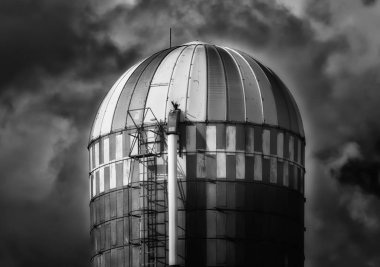 Silo tehditkar ile bulutlar gökyüzünde