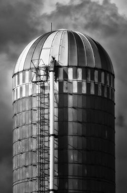 Silo tehditkar ile bulutlar gökyüzünde