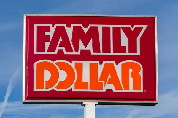 Familia dólar tienda y firmar — Foto de Stock