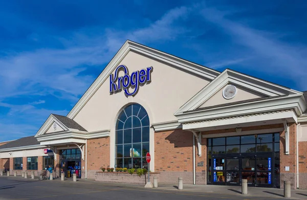 Tienda exterior de comestibles y logotipo de Kroger —  Fotos de Stock