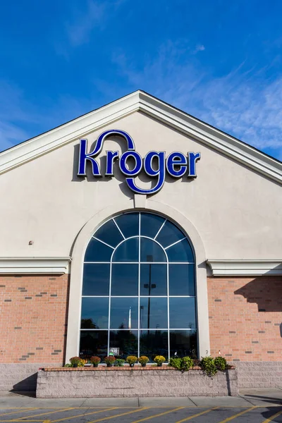 Kroger Exterior mercearia loja e logotipo — Fotografia de Stock