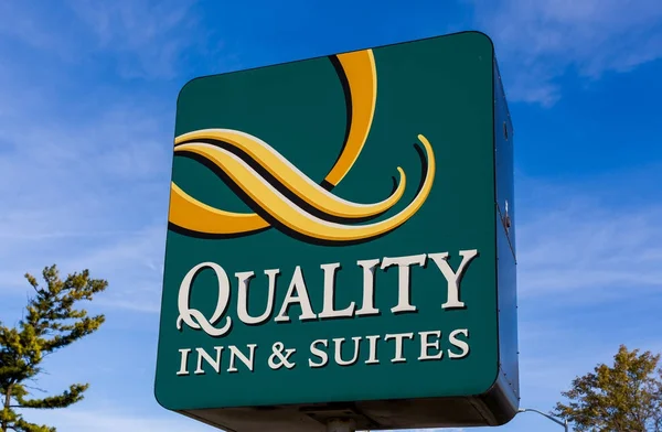 Quality Inn and Suites Exterior and Logo — Stock Photo, Image