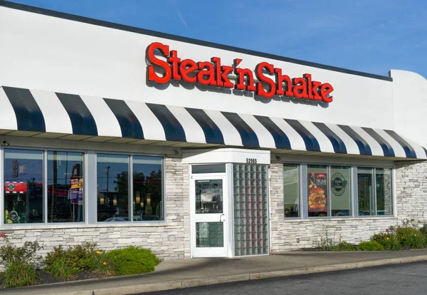 Steak 'n Shake Resturant Exterior and Logo — Stock Photo, Image