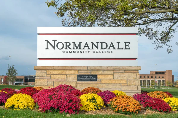 Знак "Вход в общественный колледж Нормандейла" — стоковое фото